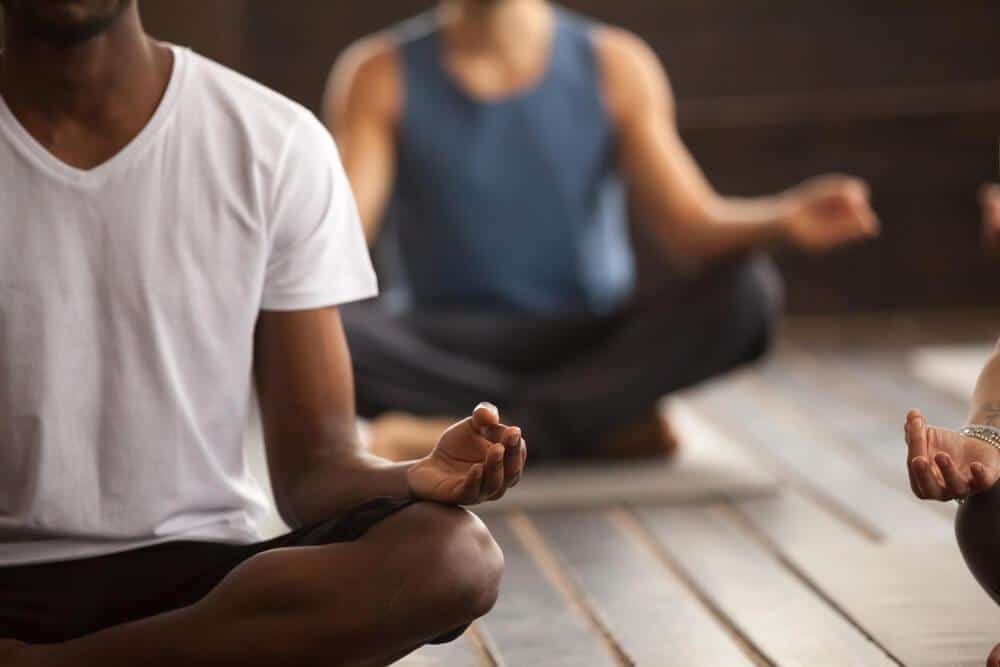 Homem negro meditando.